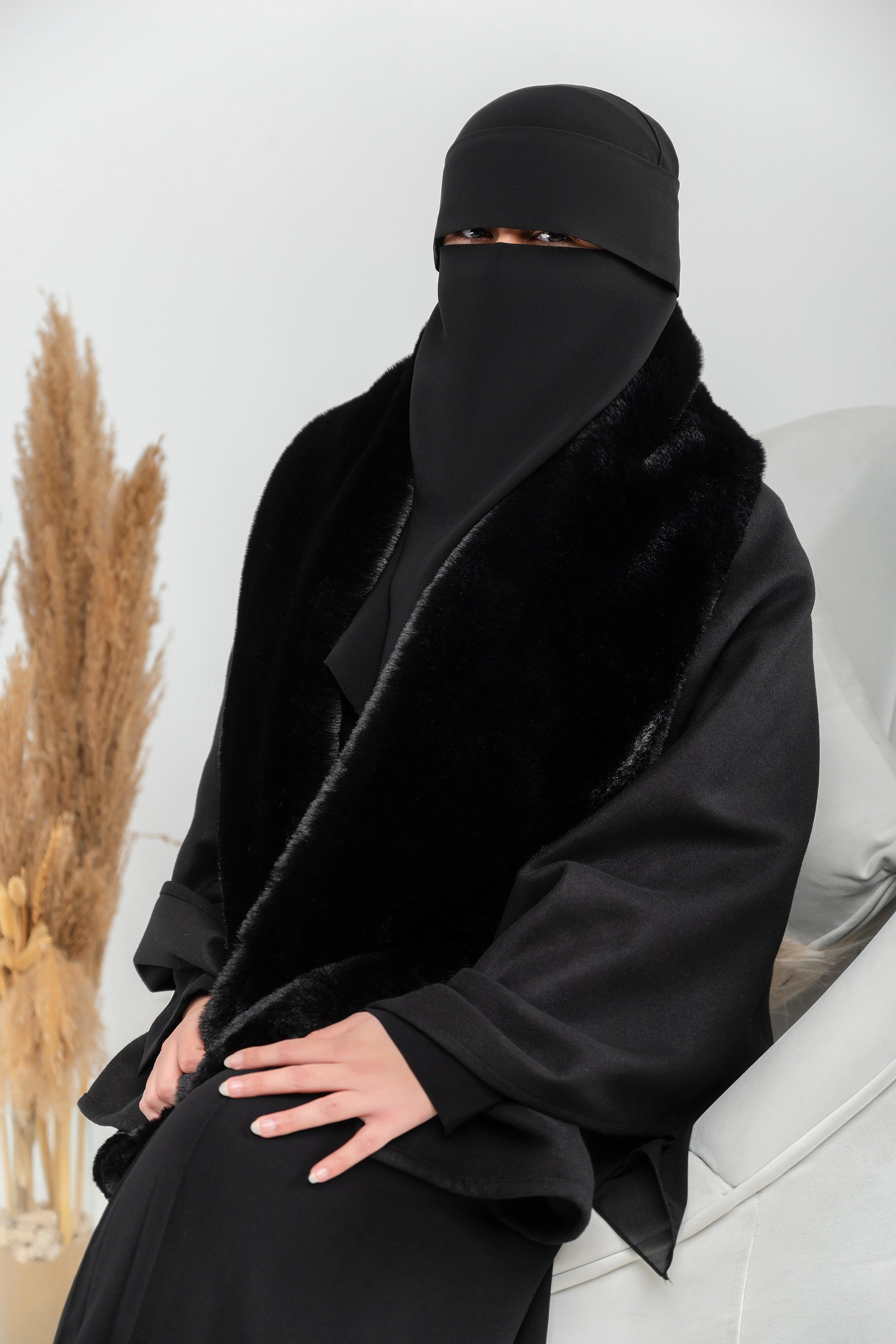 شال من الجوخ مع حواف من الفرو بطول كامل