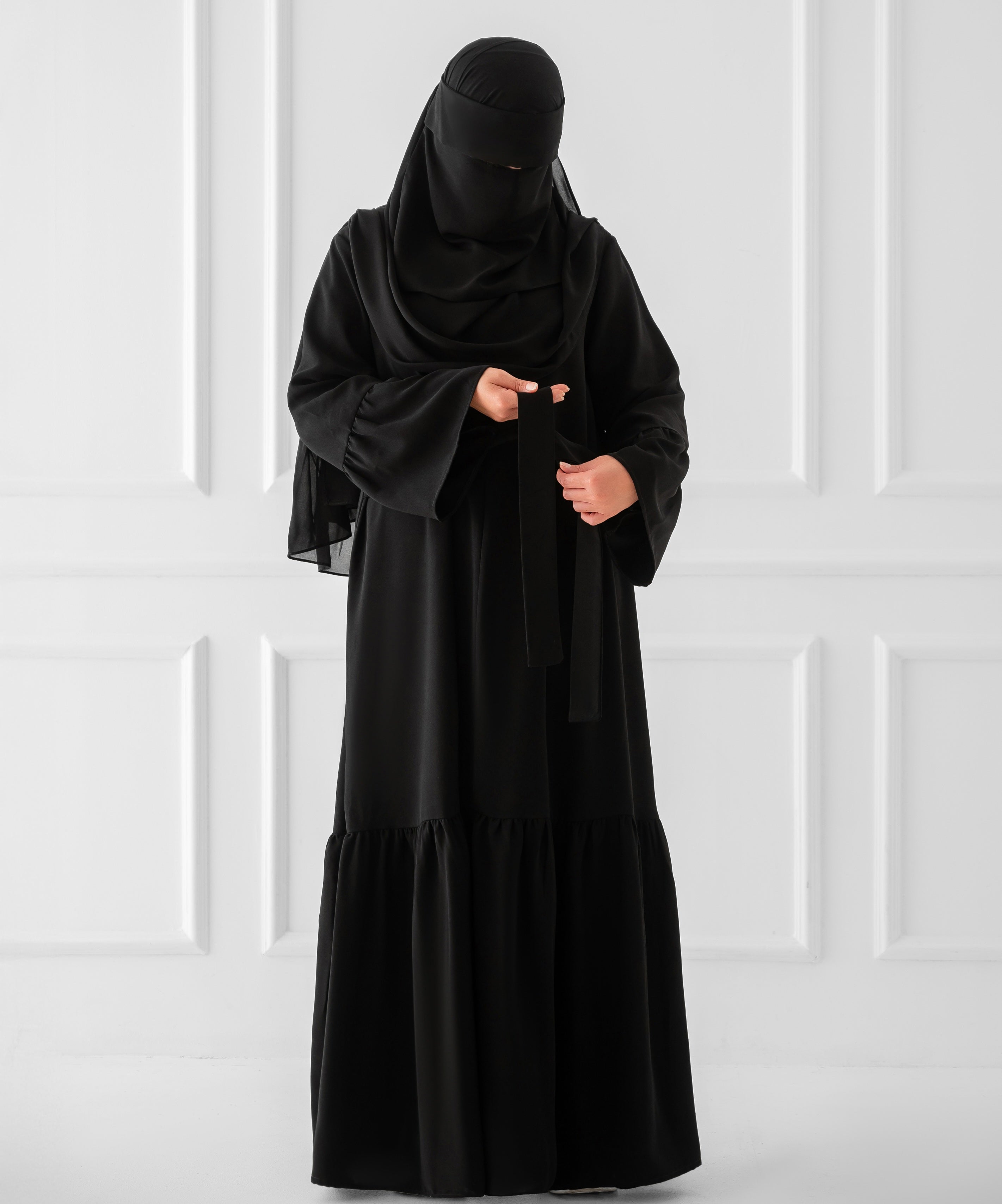Abaya avec ceinture et volants