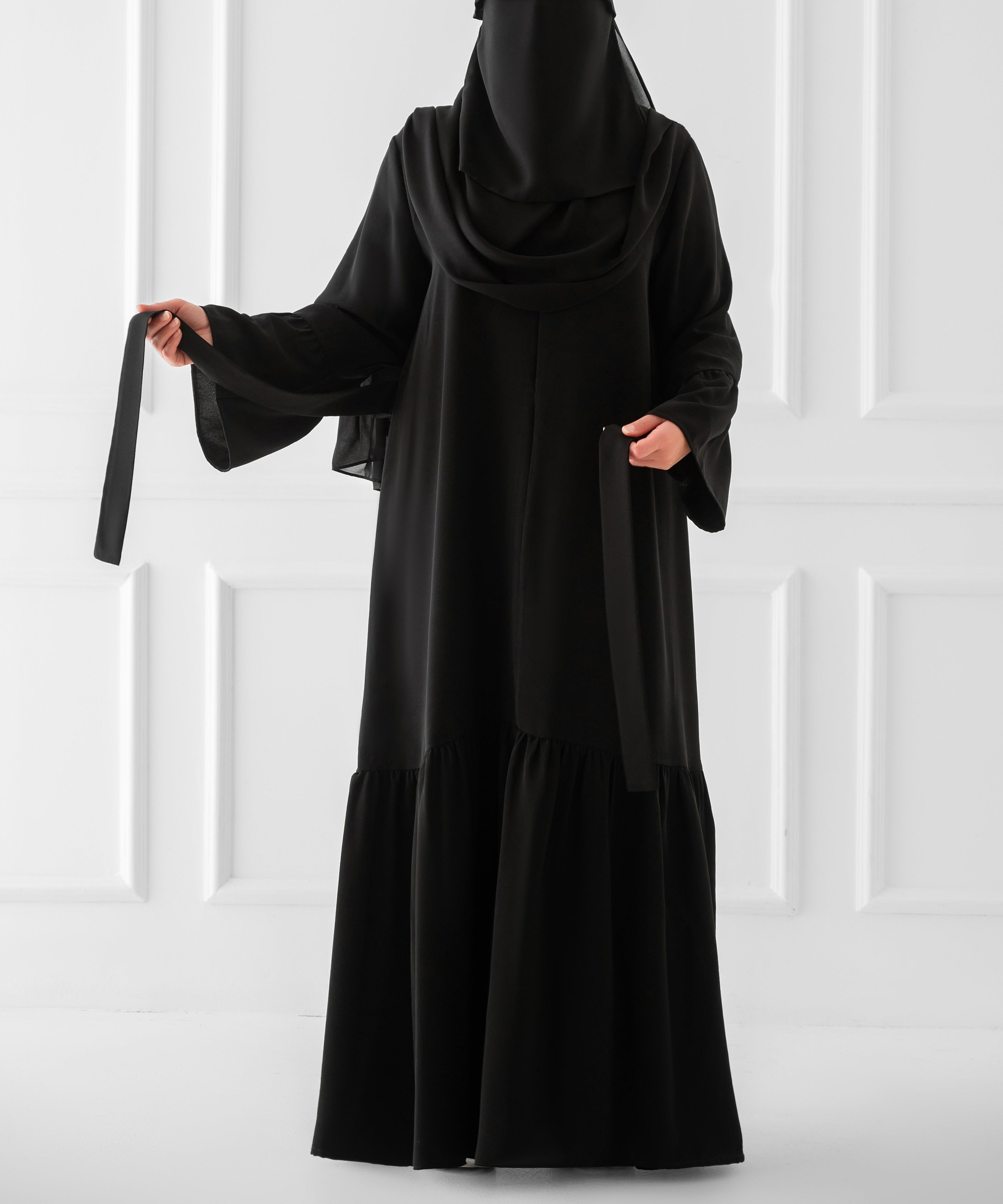 Abaya avec ceinture et volants