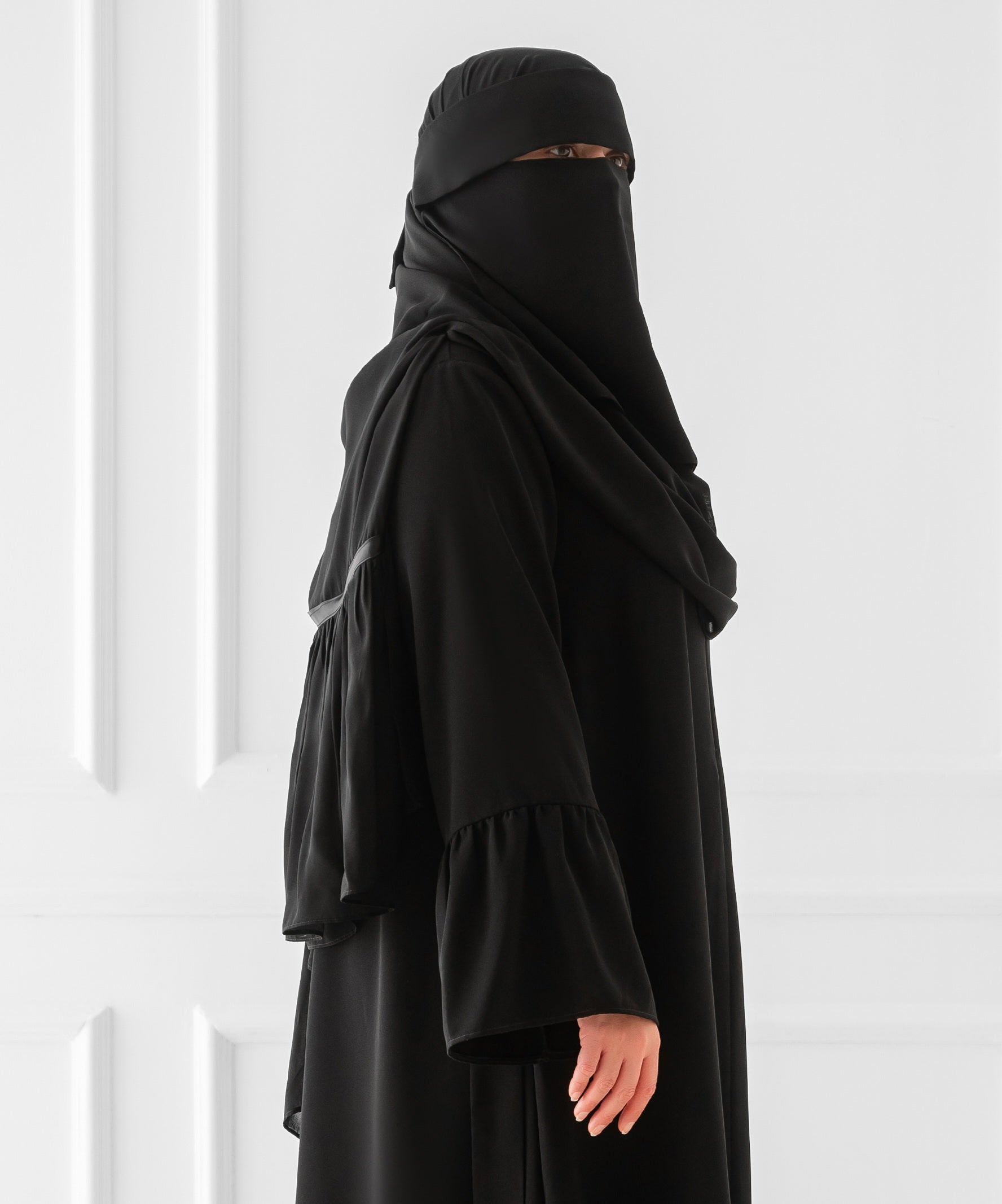 Abaya avec ceinture et volants