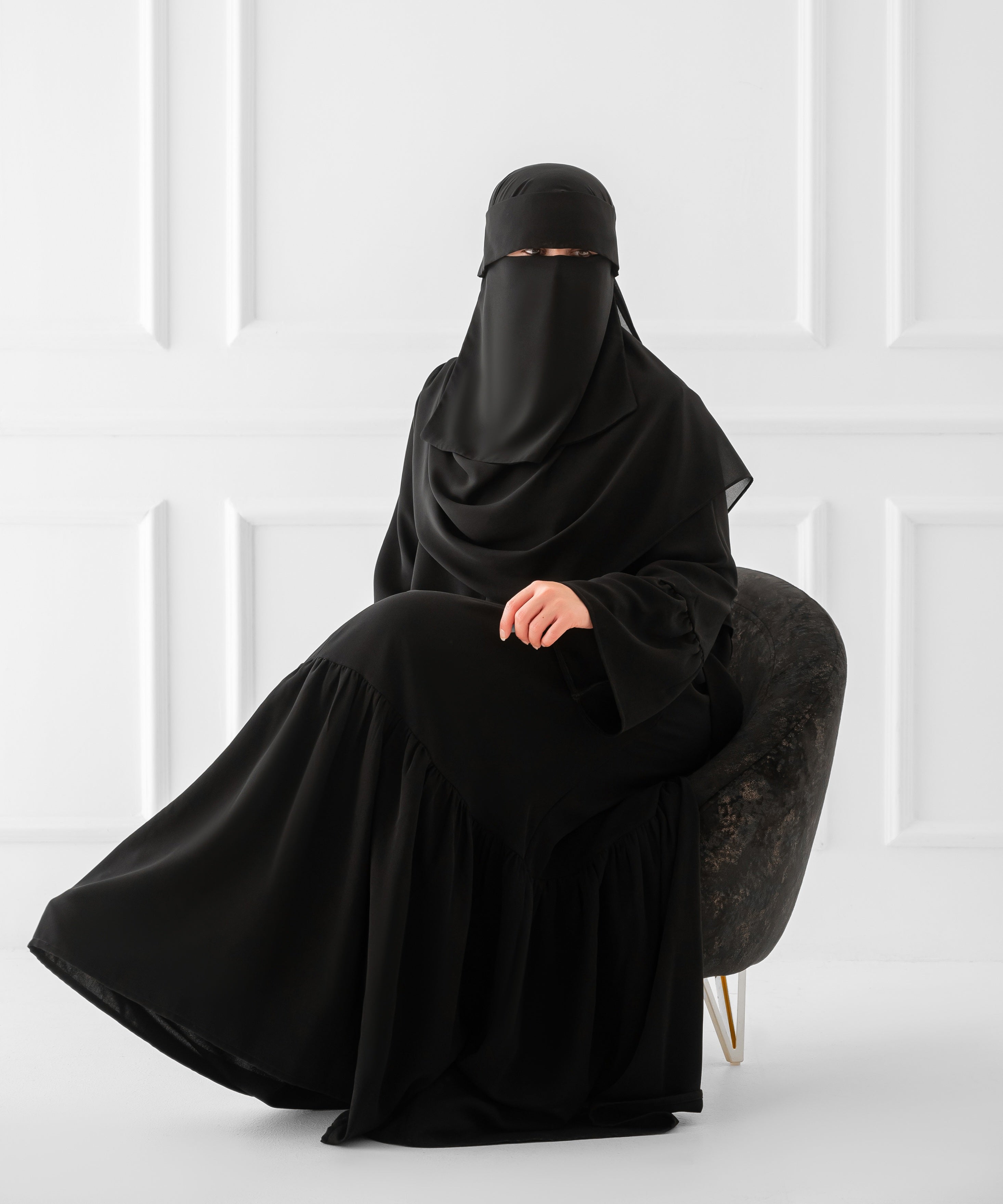 Abaya avec ceinture et volants