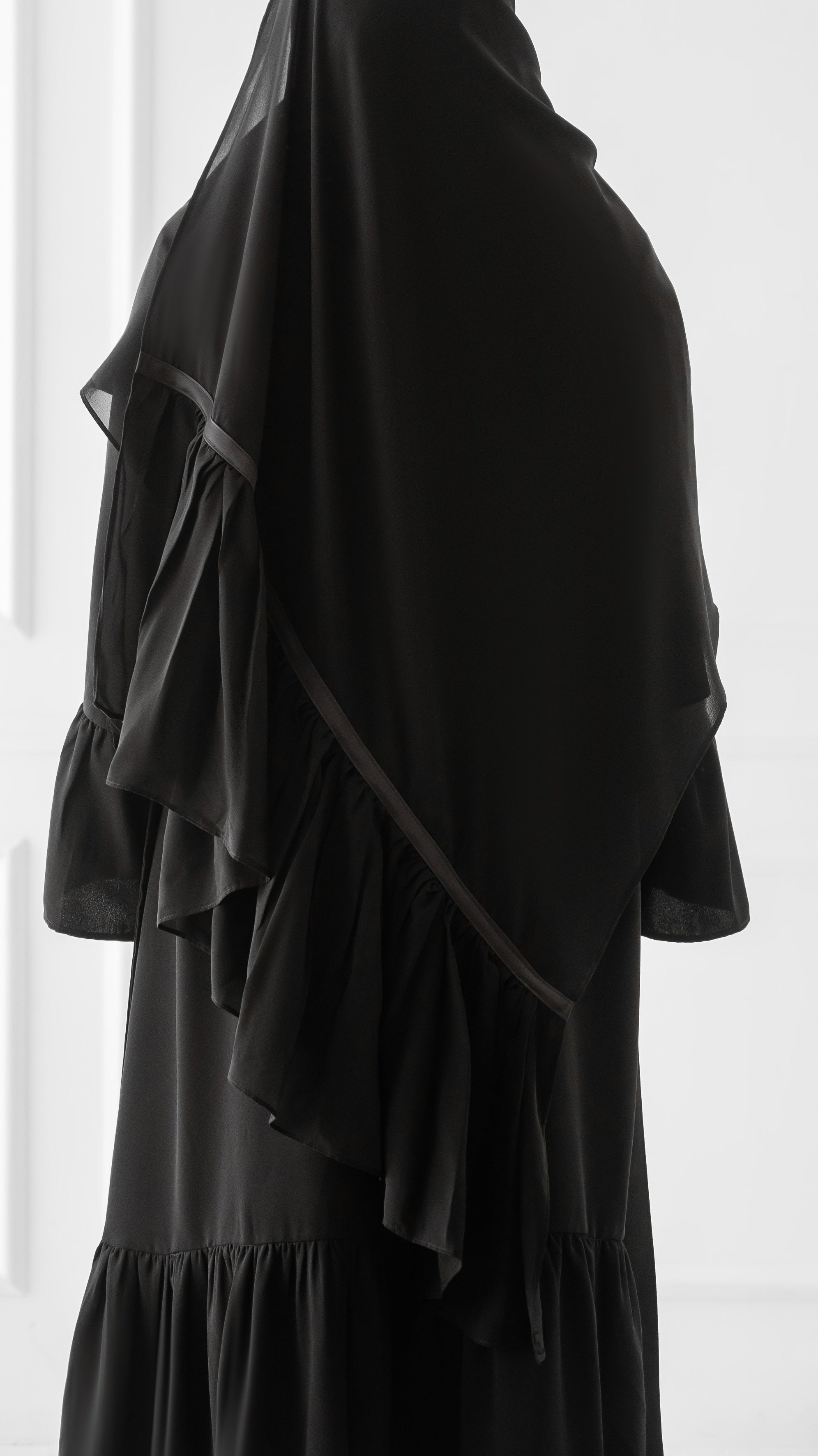 Voile à volants et ruban de satin