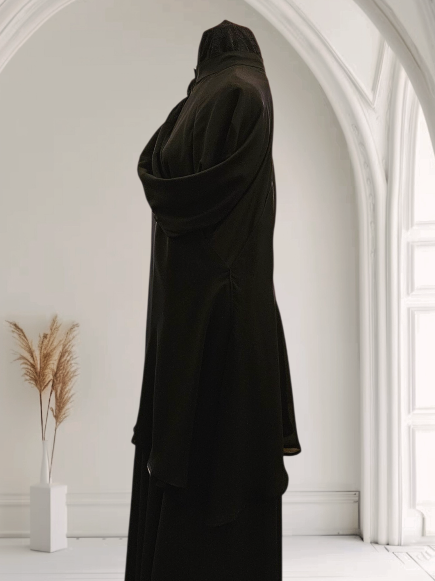 Yasmin Feather – Lightness & Elegance on the Shoulder
A