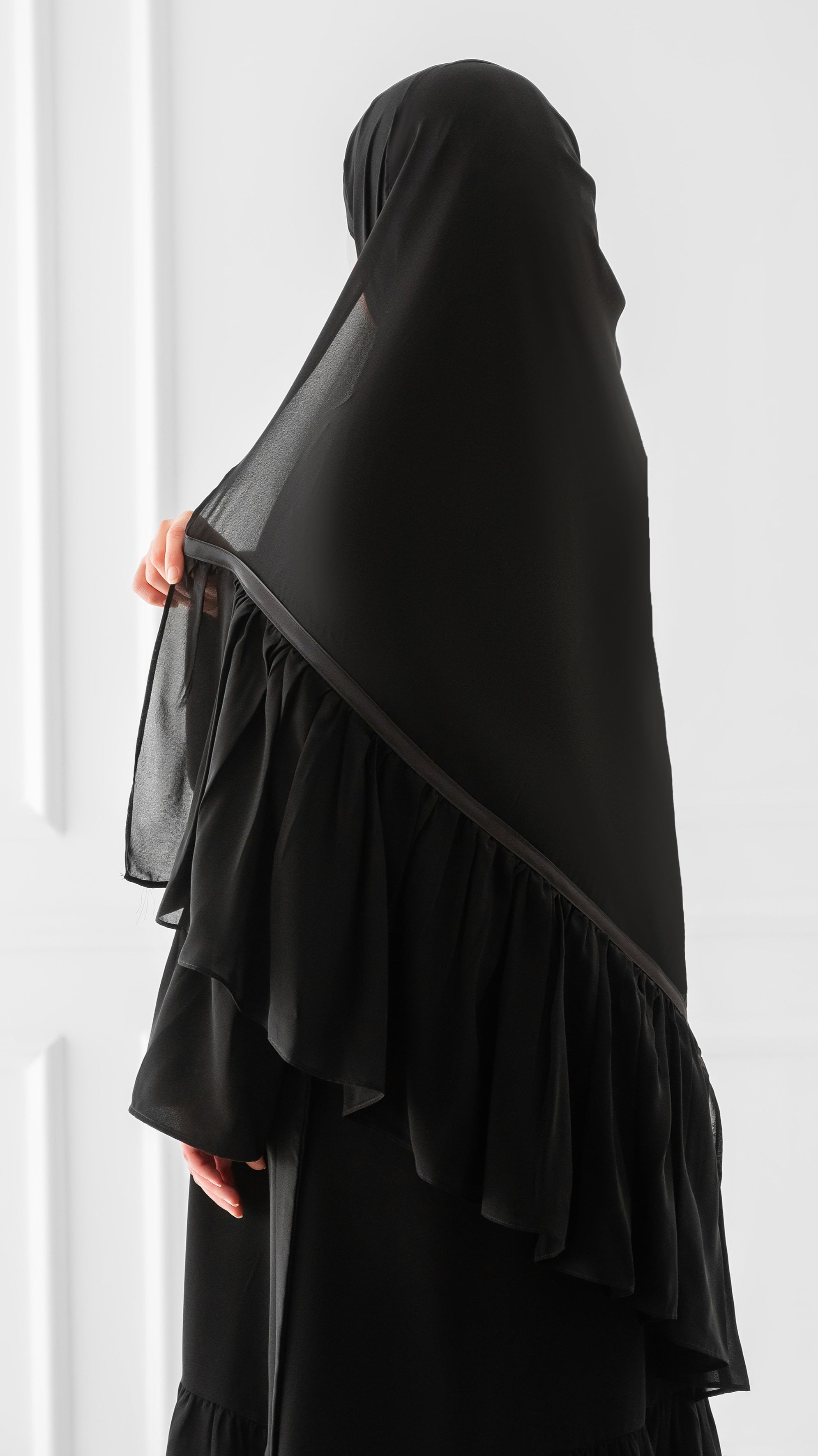 Voile à volants et ruban de satin