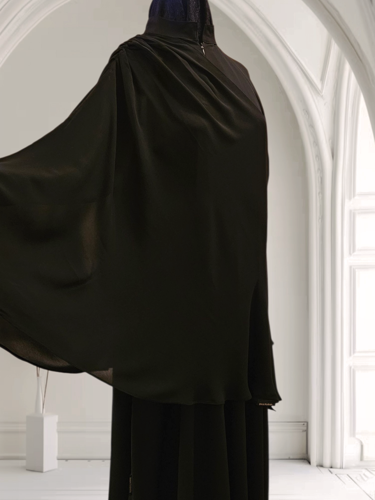 Yasmin Feather – Lightness & Elegance on the Shoulder
A