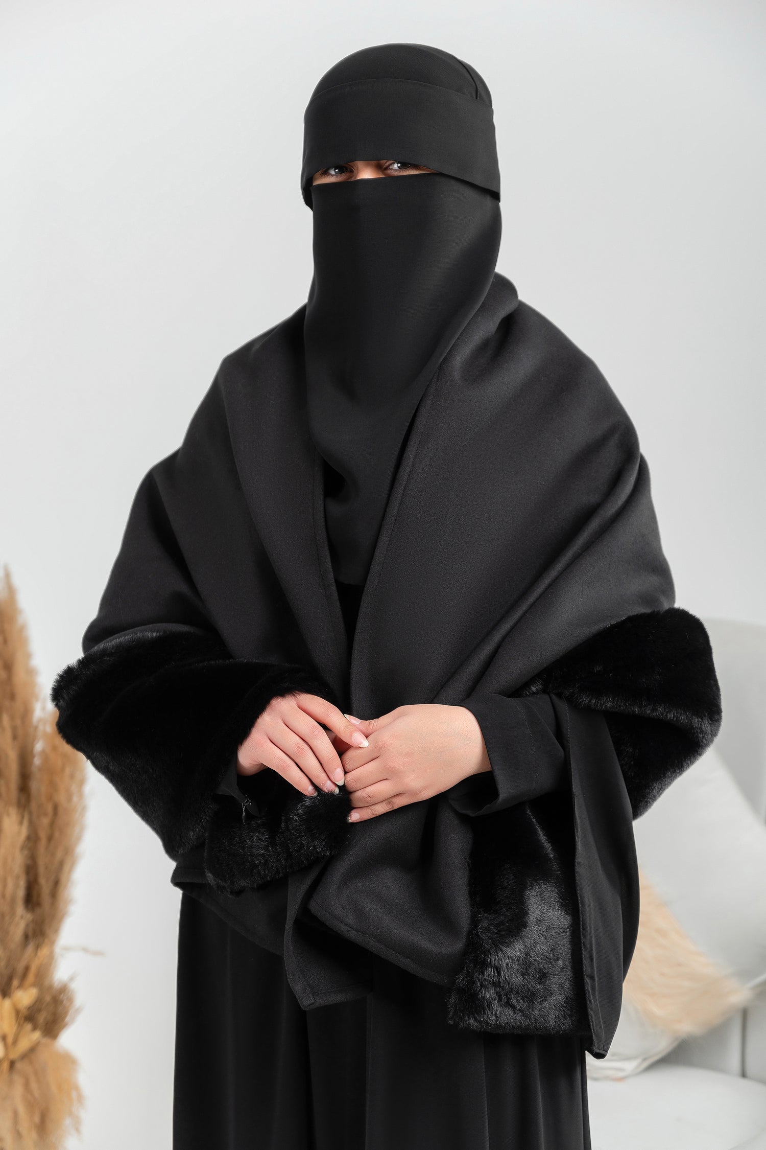 شال من الجوخ مع حواف من الفرو بطول كامل