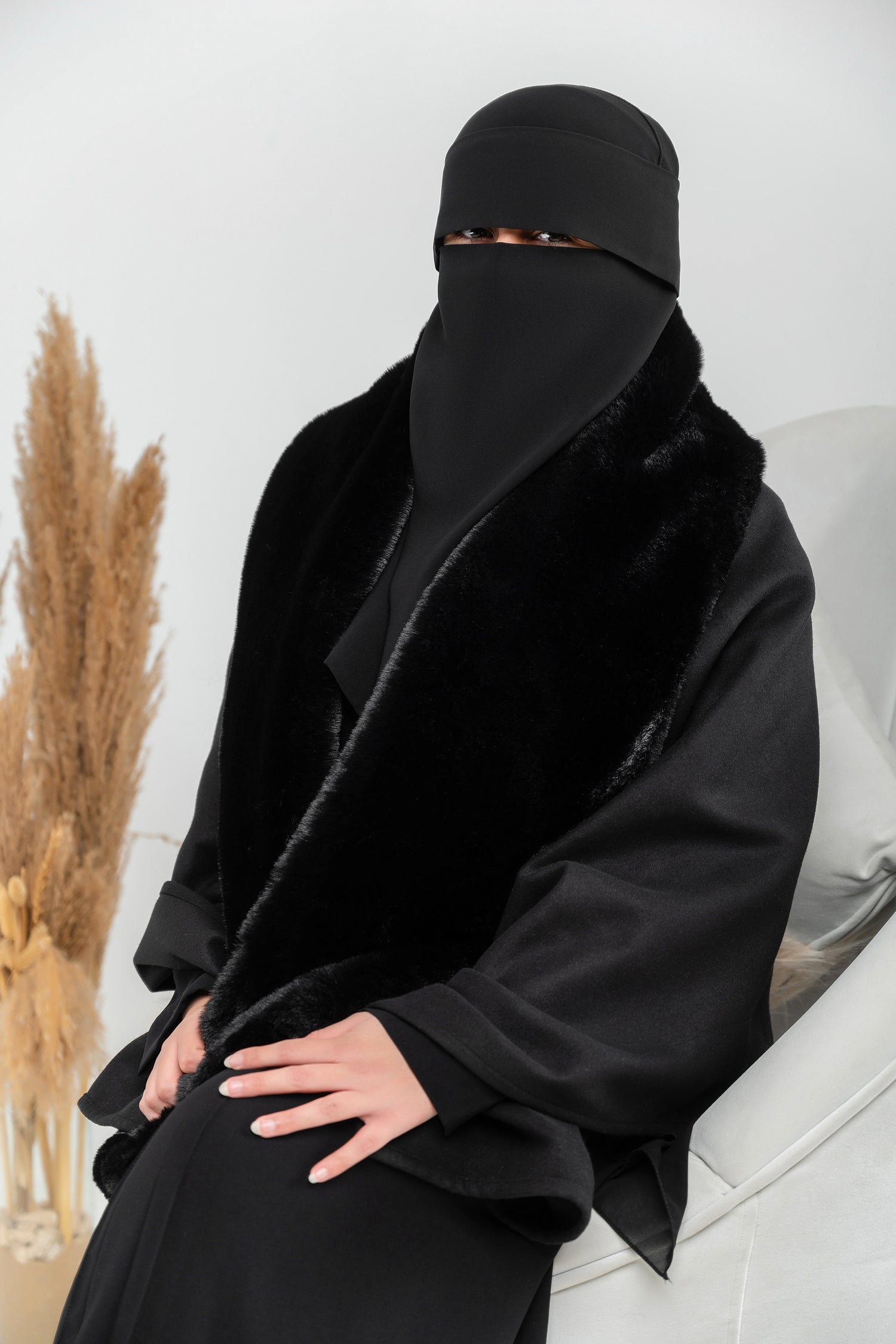 شال من الجوخ مع حواف من الفرو بطول كامل