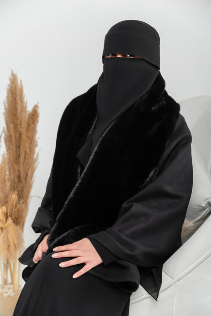 شال من الجوخ مع حواف من الفرو بطول كامل