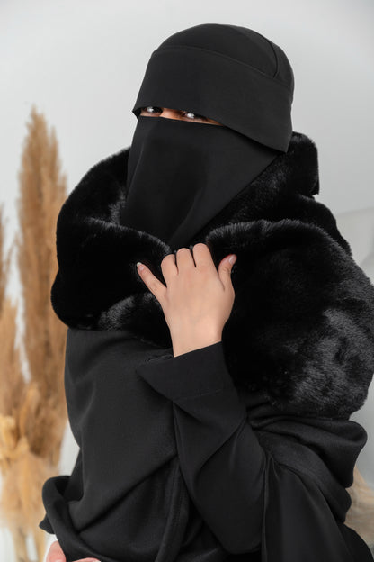 شال من الجوخ مع حواف من الفرو بطول كامل