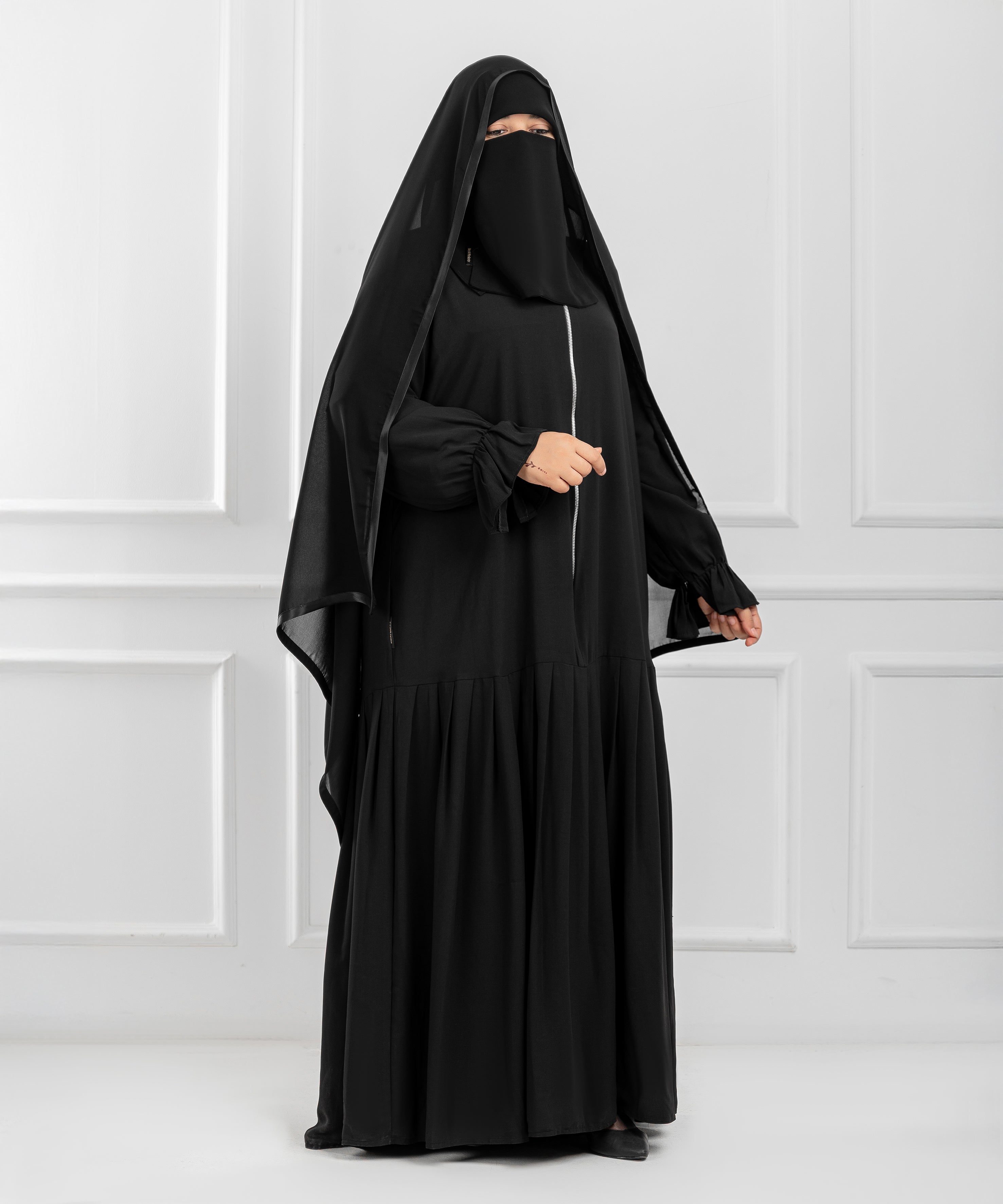 Lightweight Crepe Abaya with Front Zipper and Handcrafted Pleated