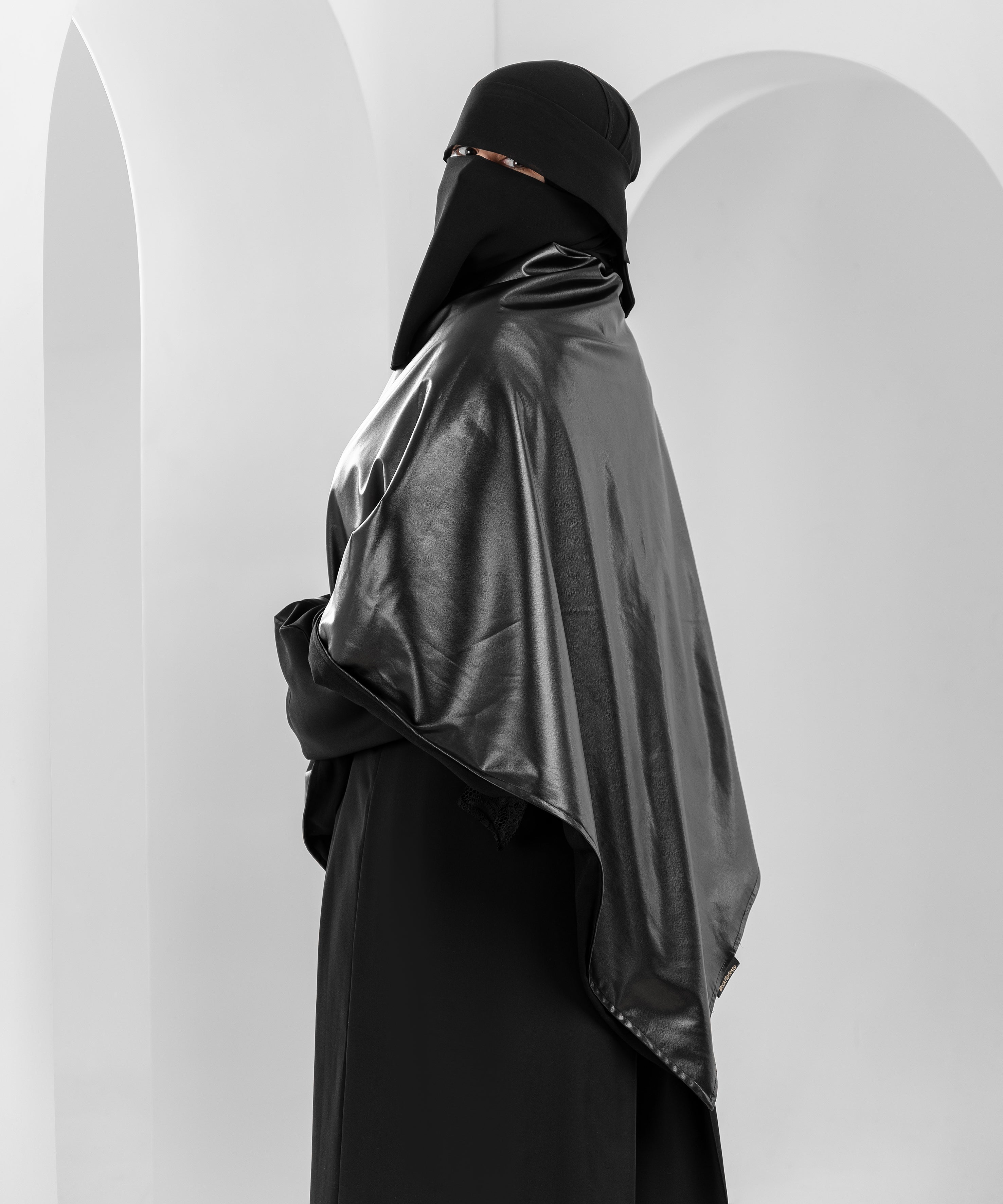 Double-Face Triangle Shawl – Leather &amp; Black Fabric