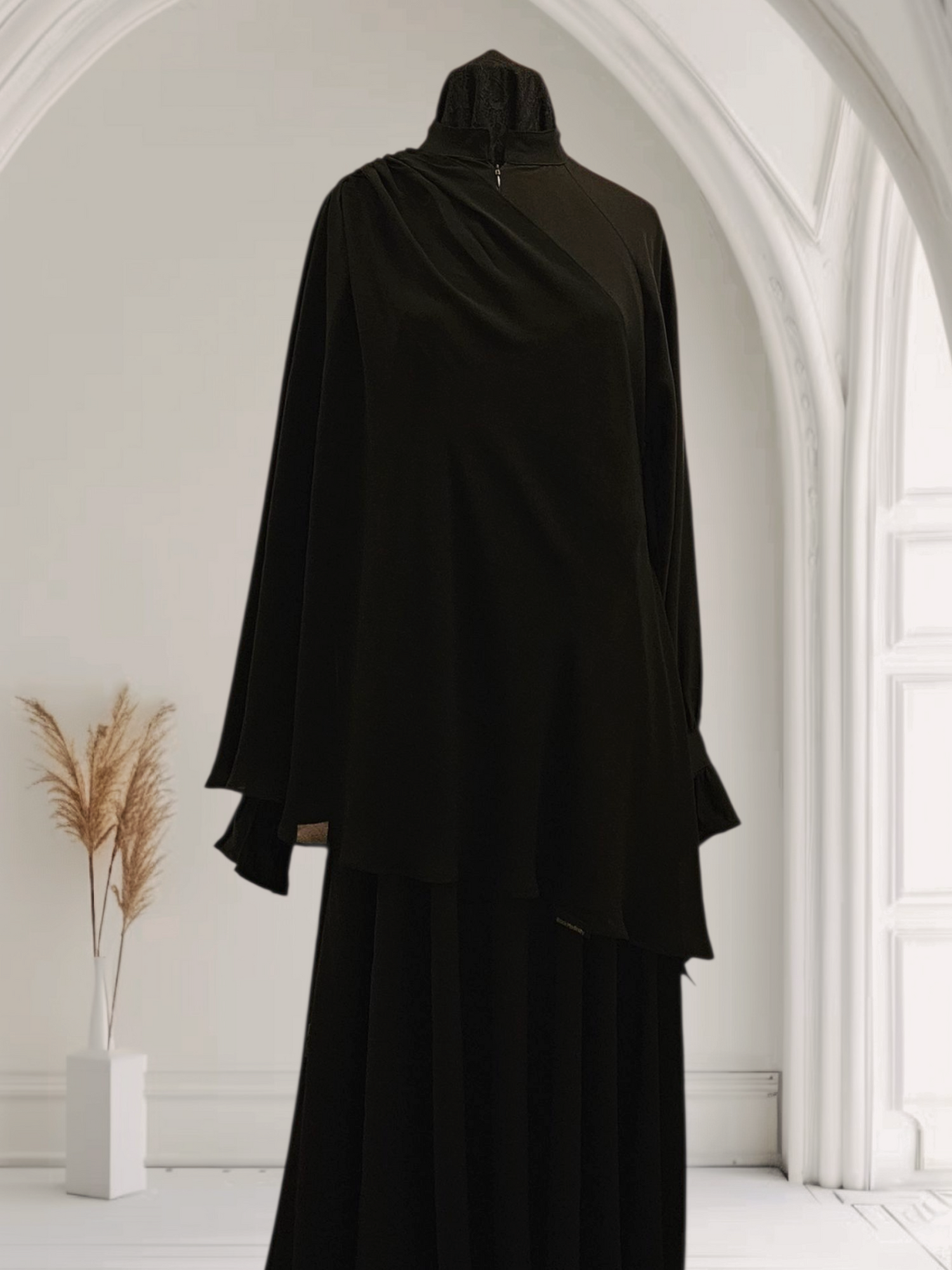 Yasmin Feather – Lightness &amp; Elegance on the Shoulder
A