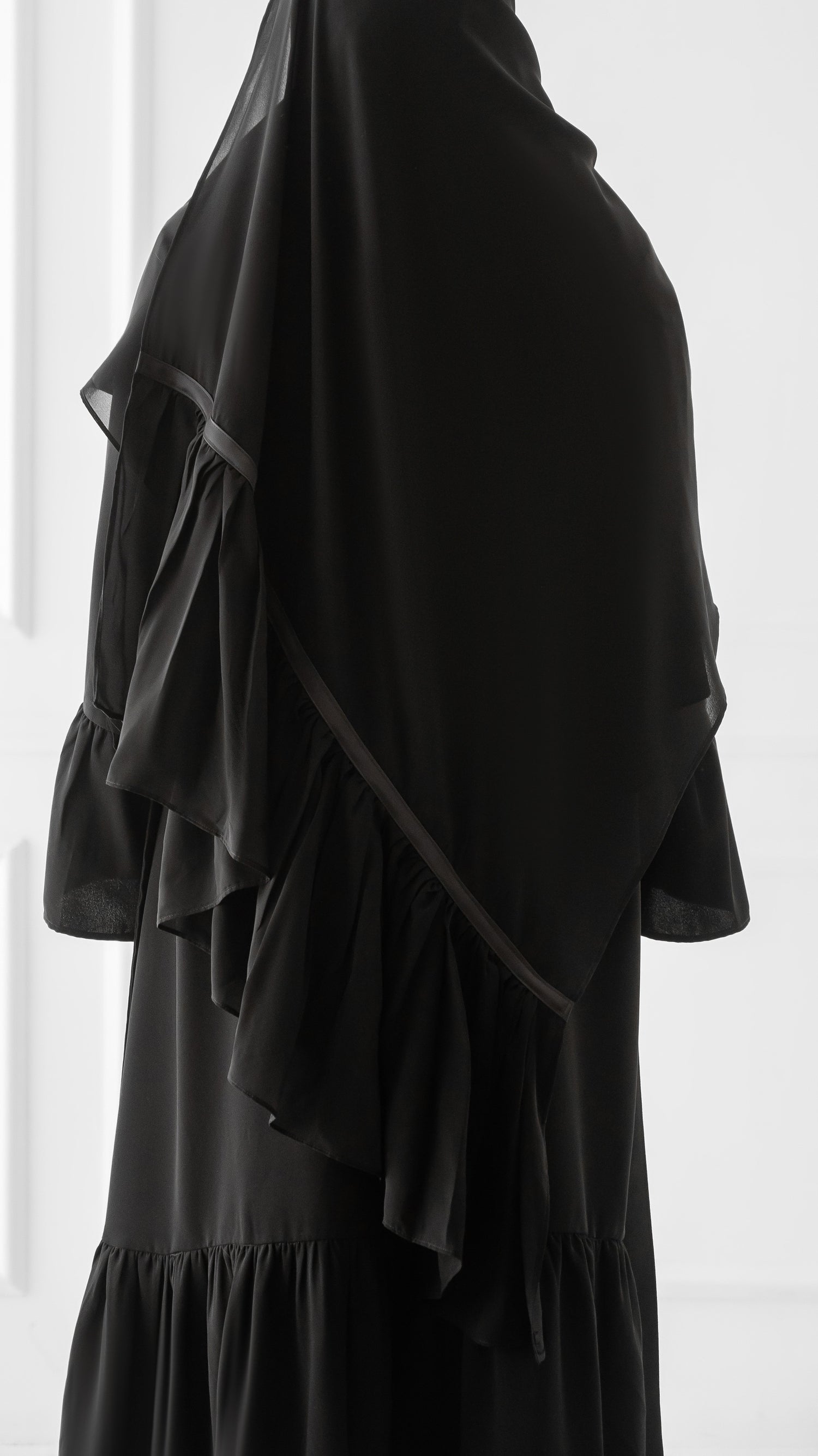 Voile à volants et ruban de satin