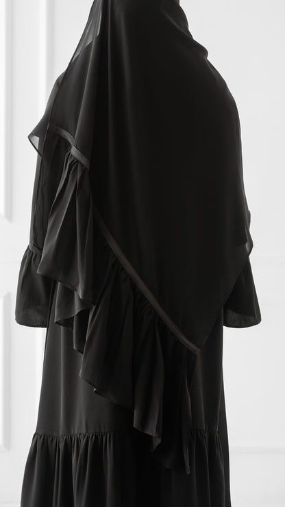 Voile à volants et ruban de satin