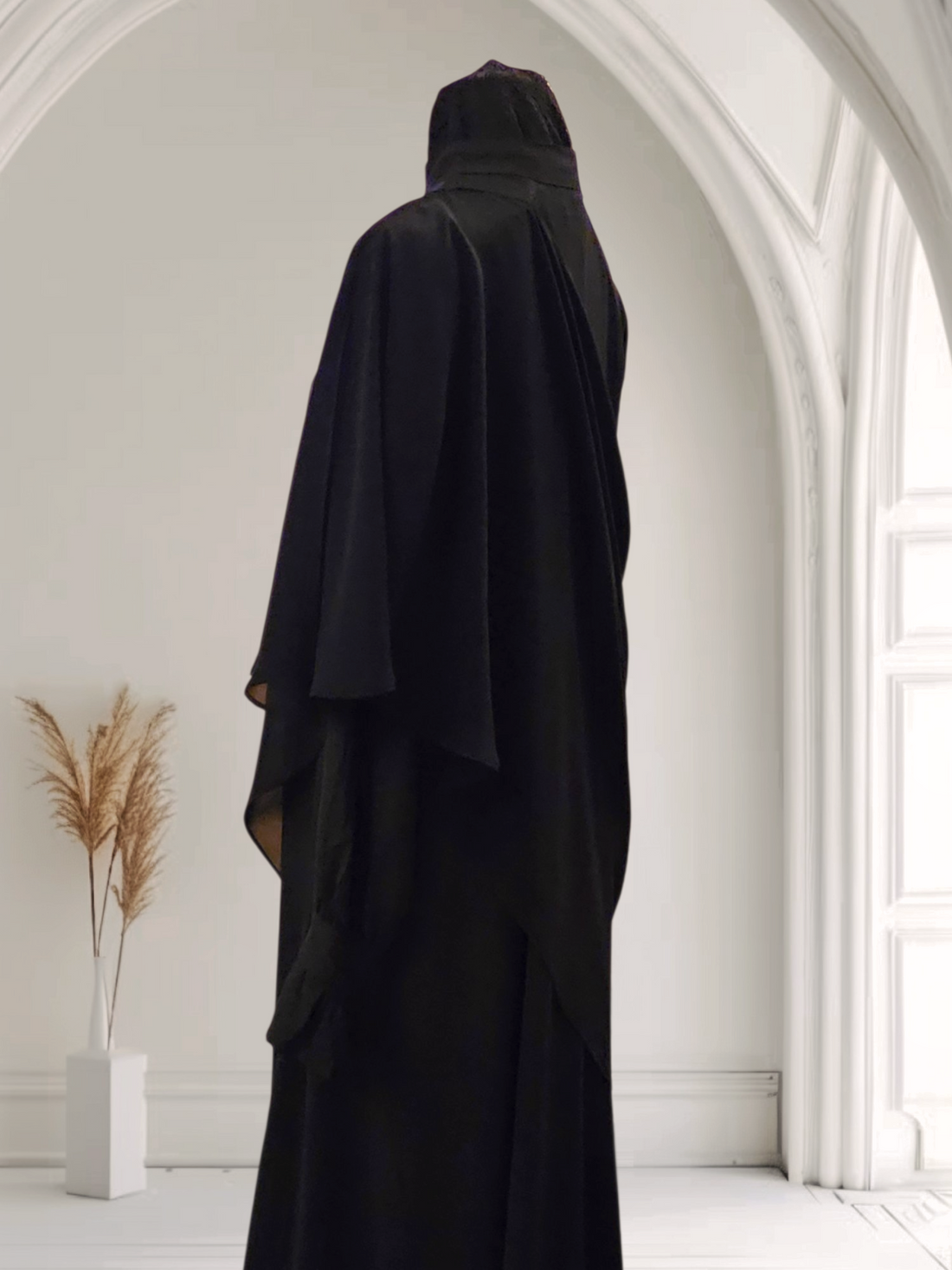 Yasmin Feather – Lightness &amp; Elegance on the Shoulder
A