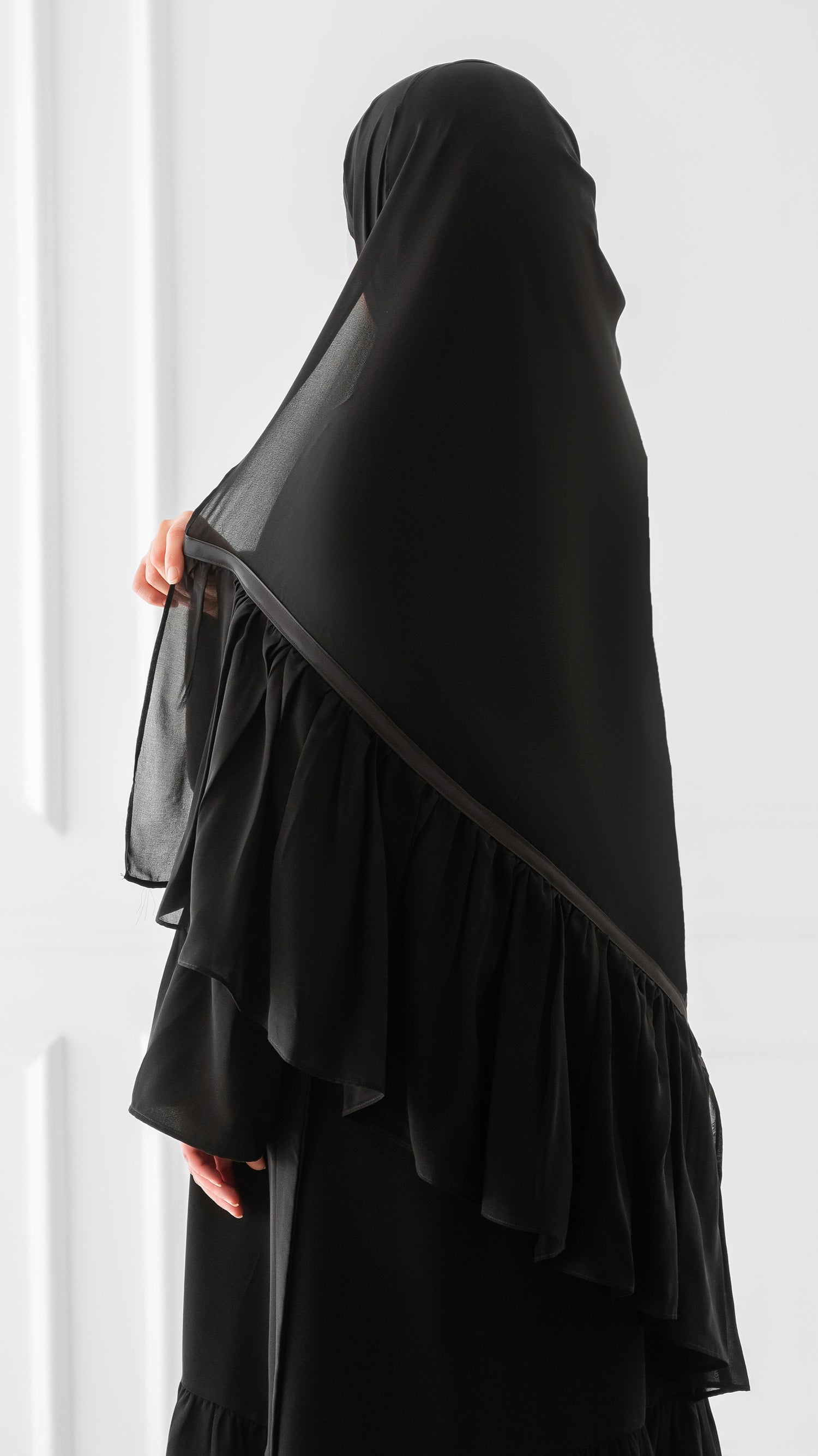 Voile à volants et ruban de satin