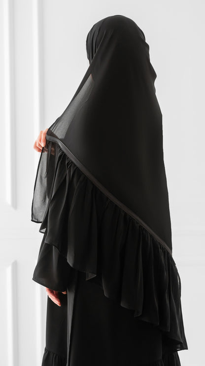 Voile à volants et ruban de satin