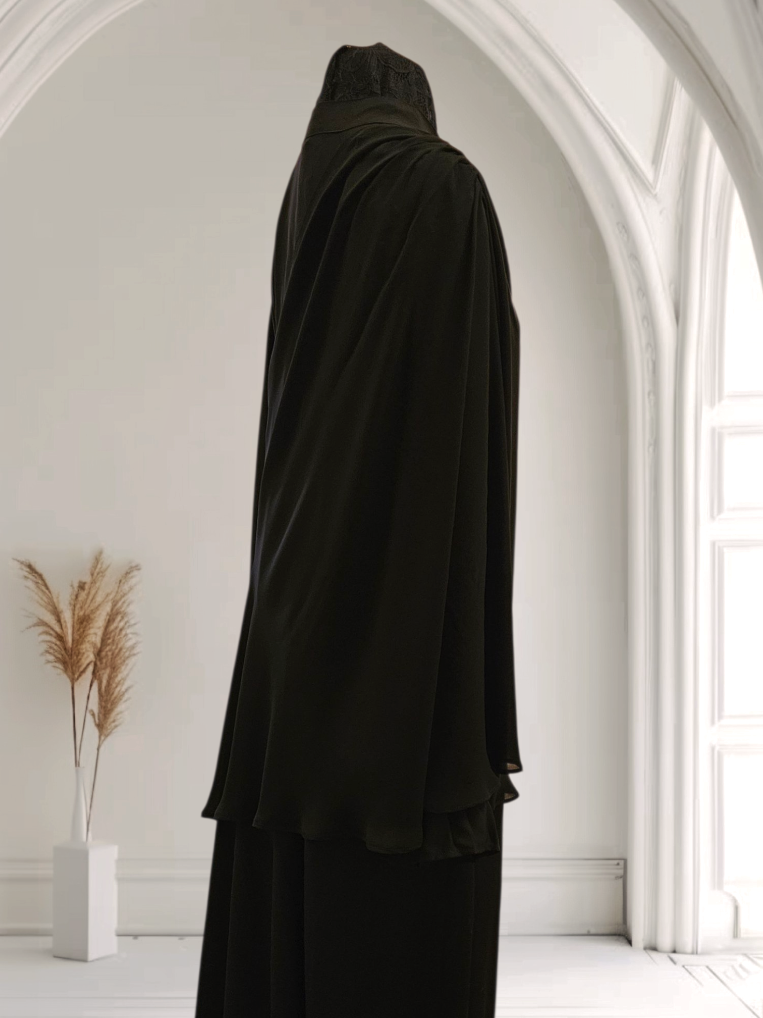 Yasmin Feather – Lightness &amp; Elegance on the Shoulder
A